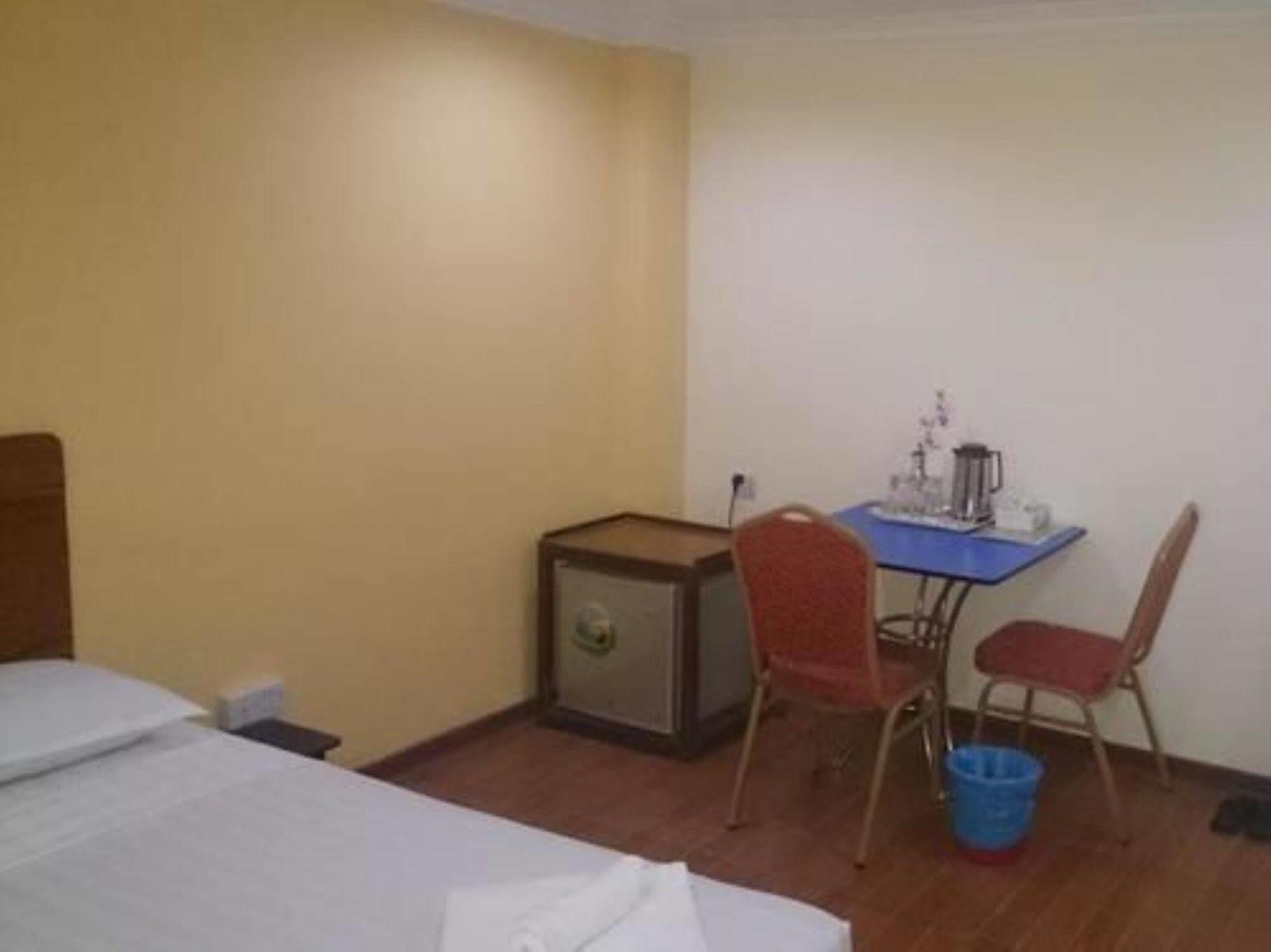 Silver Moon Hotel يانغون المظهر الخارجي الصورة